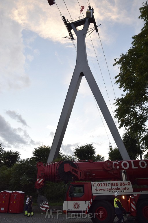 Koelner Seilbahn Gondel blieb haengen Koeln Linksrheinisch P789.JPG - Miklos Laubert